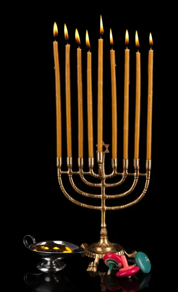 Hanukkah menorah med ljus isolerade på svart — 图库照片