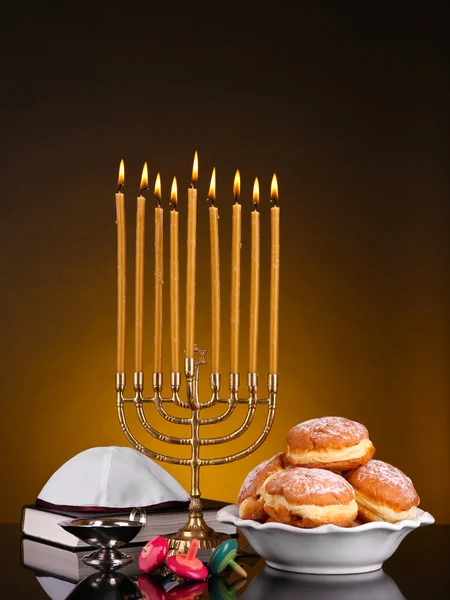 Composición festiva para Hanukkah sobre fondo oscuro —  Fotos de Stock