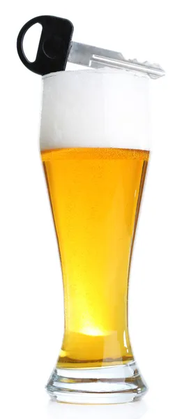 Composición con llave de coche y vaso de cerveza, aislado sobre blanco — Foto de Stock