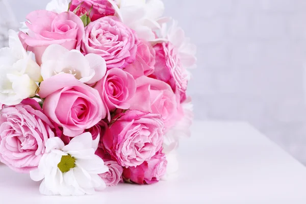 Beautiful wedding bouquet on grey wall background — Stock Photo, Image
