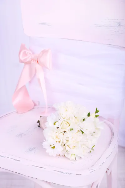 Vackra bröllop bukett på stol — Stockfoto