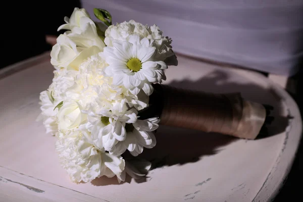 Bellissimo bouquet da sposa sulla sedia — Foto Stock