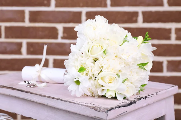 Beautiful wedding still life with  bouquet on bricks wall background — Stock Photo, Image