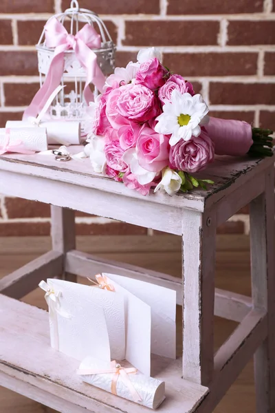 Gyönyörű menyasszonyi csokor tégla fal háttér csendélet — Stock Fotó