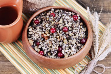 kutia - geleneksel Noel tatlı yemek Ukrayna, Beyaz Rusya ve Polonya, ahşap zemin ile kase