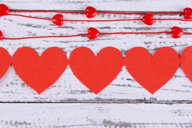 Tahta arka planda kağıt kalpler