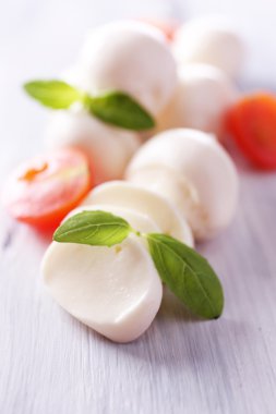 ahşap masa üstünde domates ve fesleğen ile lezzetli mozzarella peyniri