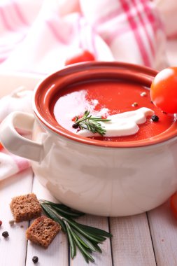 ahşap masa üstünde domates çorbası