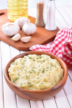 lezzetli patates püresi ile kase üzerinde tablo yakın çekim yeşil