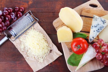 ahşap zemin üzerinde farklı İtalyan peyniri