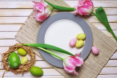 Paskalya sofrasında laleler ve yumurtalar