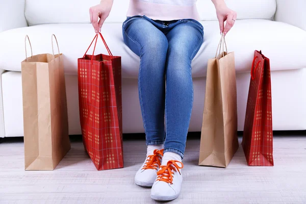 Vrouw zitten op de Bank met zakken van winkelen close-up — Stockfoto