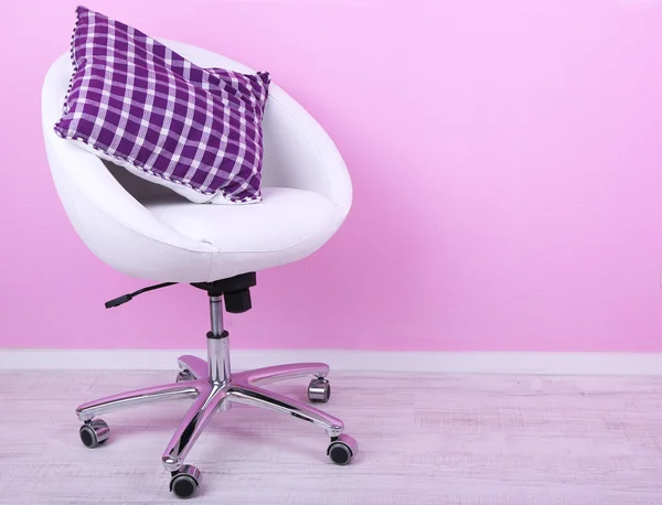 Silla moderna en la habitación sobre fondo rosa — Foto de Stock