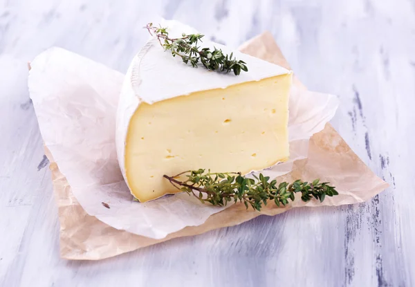 Chutný sýr camembert s tymiánem, na dřevěný stůl — Stock fotografie