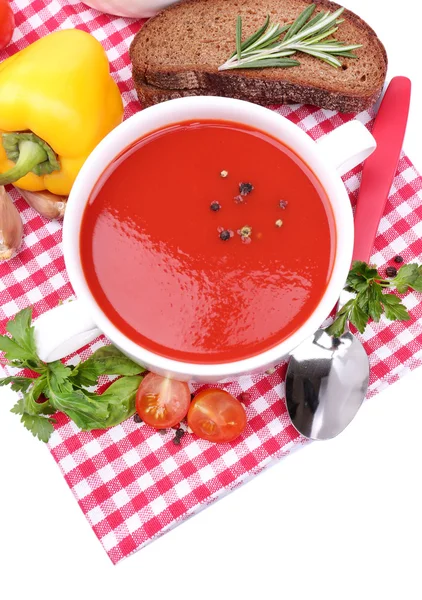 Sopa de tomate saborosa e legumes, isolados em branco — Fotografia de Stock