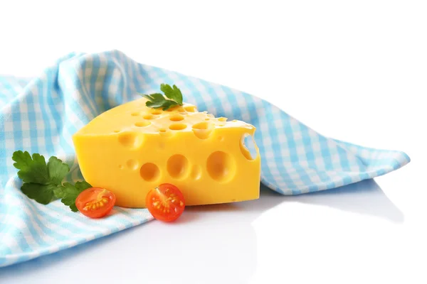 Stuk kaas en tomaten, op kleur servet, geïsoleerd op wit — Stockfoto