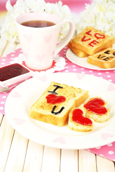 Výborný toast s marmeládou a čaj na tabulka detail — Stock fotografie