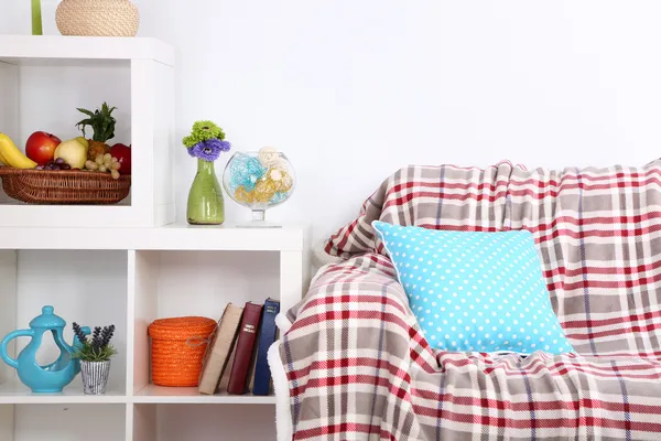 Spray Lufterfrischer in der Hand auf Home Interior Hintergrund — Stockfoto