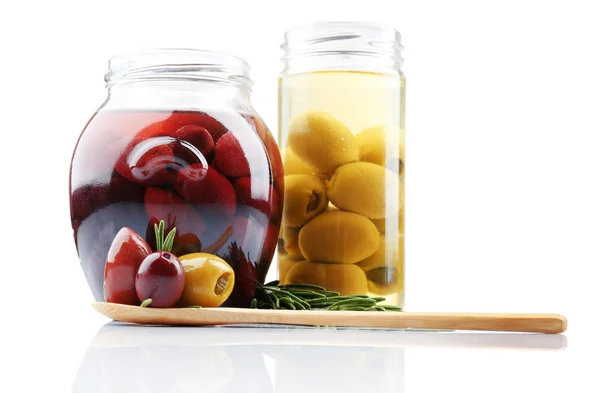 Leckere Oliven im Glas, isoliert auf weiß — Stockfoto