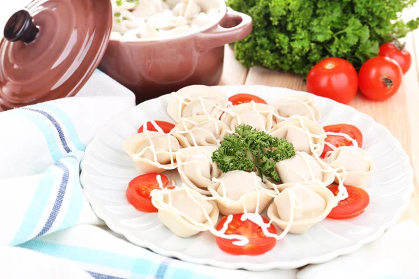 Fleischknödel - russisch gekochte Pelmeni aus nächster Nähe — Stockfoto