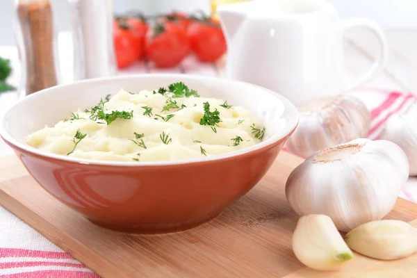 Delicious mashed potatoes with greens in bowl on table close-up — Stock Photo, Image