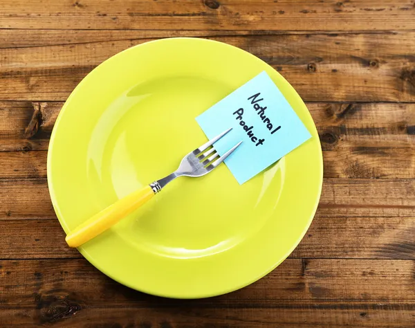 Σημείωση χαρτί με μήνυμα που συνδέονται με το πιρούνι, στο πιάτο, σε ξύλινο φόντο χρώμα — Φωτογραφία Αρχείου