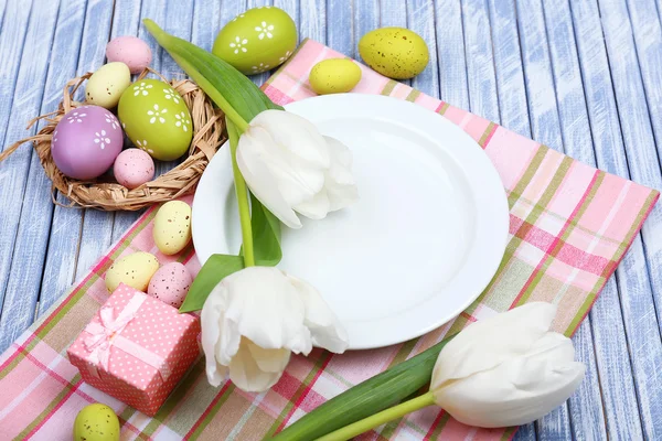 Easter table setting with tulips and eggs — Stock Photo, Image