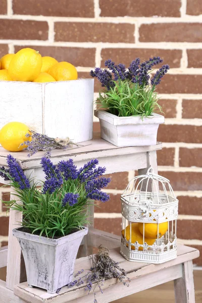 Bodegón con limones frescos y lavanda —  Fotos de Stock