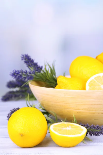 Натюрморт со свежими лимонами и лавандой на светлом фоне — стоковое фото