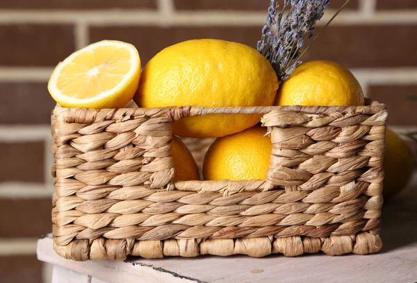 Stilleben med färska citroner och lavendel — Stockfoto