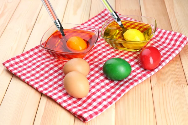 Cuencos con pintura para huevos de Pascua y huevos, de cerca — Foto de Stock