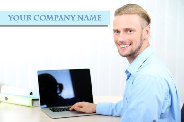 işyerinde ofiste adam