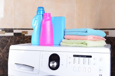 Temiz giysiler yakın çekim ile çamaşır makinesi