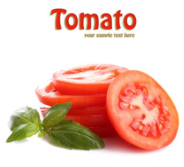 Fesleğenli üzerinde beyaz izole taze domates dilimleri