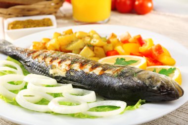 Nefis ızgara balık plaka üzerinde tablo yakın çekim