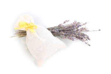 Tekstil poşet çantası ile üzerine beyaz izole kurutulmuş lavanta çiçekleri