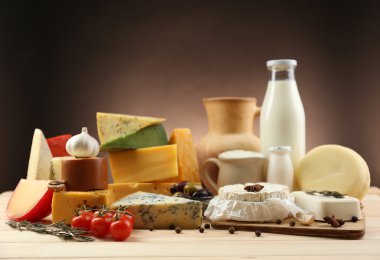 koyu arka plan üzerinde ahşap masa üstünde lezzetli süt ürünleri