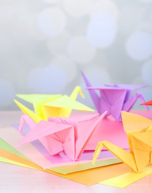 Origami Vinçler üzerinde açık renkli ahşap tablo
