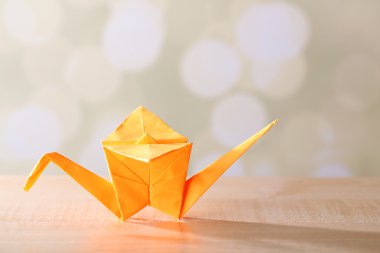 Origami turna üzerinde açık renkli ahşap tablo