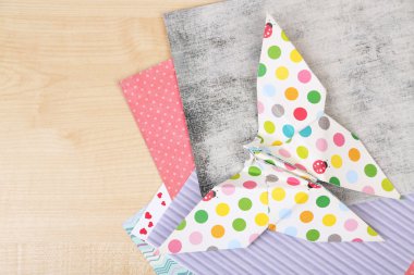 Origami kelebek ve renkli kağıtlara ahşap tablo