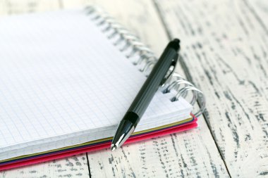 defter kalem rengi ahşap zemin ile