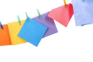 beyaz izole ip asılı mutfak süngerler