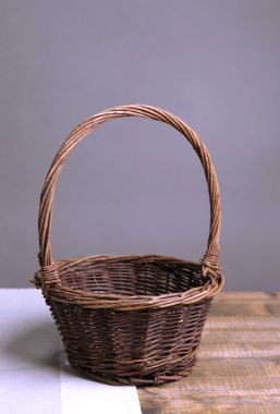 Boş sepet koyu arka plan üzerinde ahşap tablo