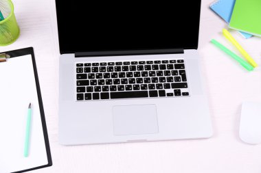ahşap masa üzerinde açık dizüstü bilgisayar ile ofis işyeri