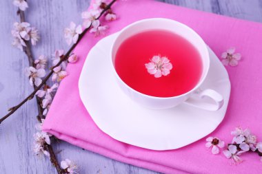 çiçekli dallar üzerinde ahşap masa yakın çekim güzel kokulu çay