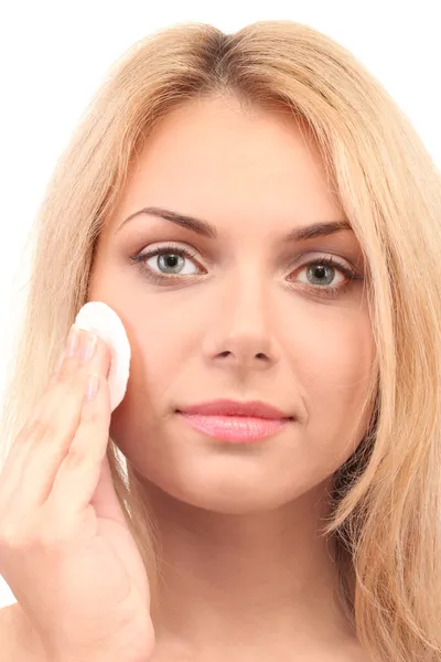 Mooie jonge vrouw met een wattenschijfje op witte achtergrond close-up — Stockfoto