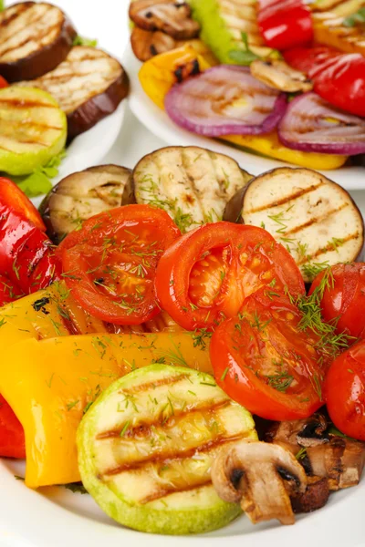 Deliziose verdure grigliate sul piatto primo piano — Foto Stock