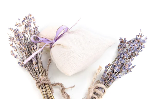 Bolso sobre textil con flores secas de lavanda aisladas en blanco —  Fotos de Stock