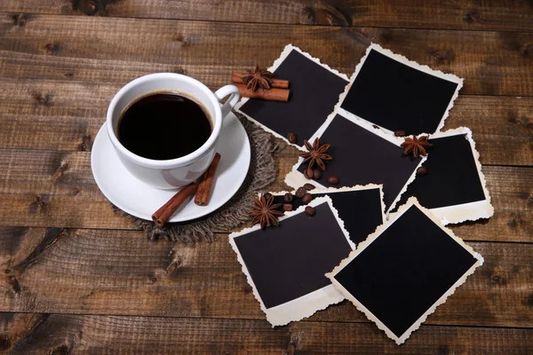 Kaffeetasse mit alten Blankofotos und Gewürzen, auf Holzgrund — Stockfoto