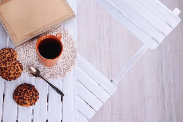 Composition avec tasse de boisson chaude et biscuits sur fond de table en bois — Photo